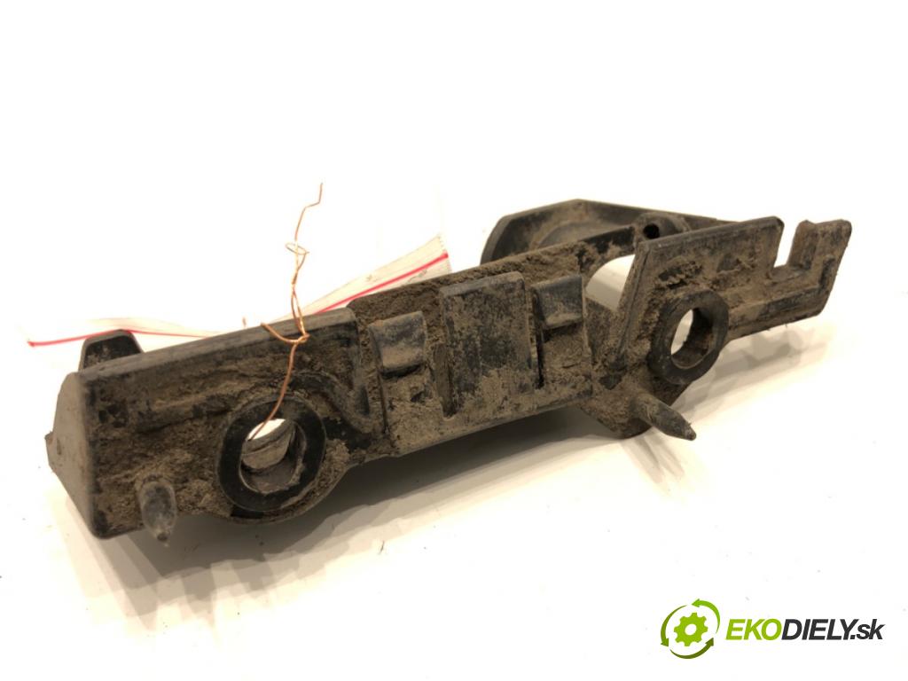 AUDI A4 B8 Kombi 2011 125 kW 2.0 TDI quattro 1968 Úchyt nárazníka pravy predný 8K0807284