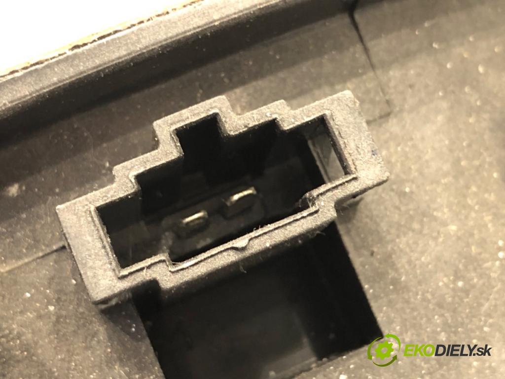 AUDI A4 B8 Kombi 2011 125 kW 2.0 TDI quattro 1968 reproduktory 8R0035411 8R0035399A