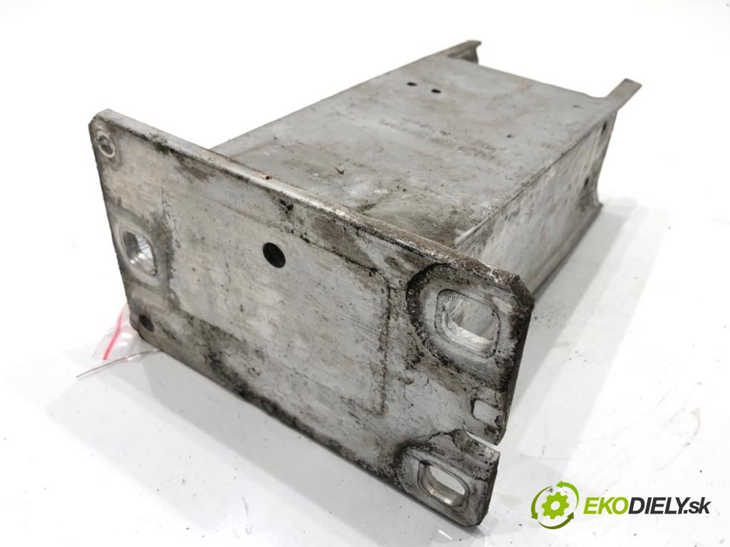 AUDI A4 B8 Kombi 2011 125 kW 2.0 TDI quattro 1968 držák mačkání přední část levá strana 8K0807133D