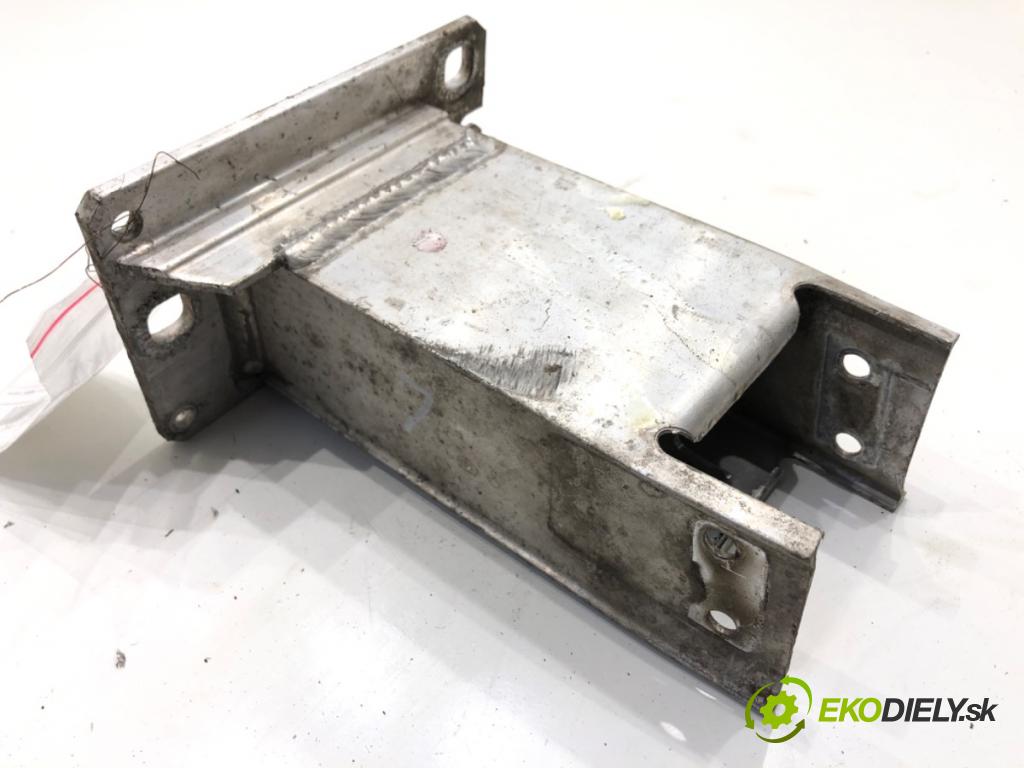 AUDI A4 B8 Kombi 2011 125 kW 2.0 TDI quattro 1968 držiak stláčanie predný ľavá strana 8K0807133D