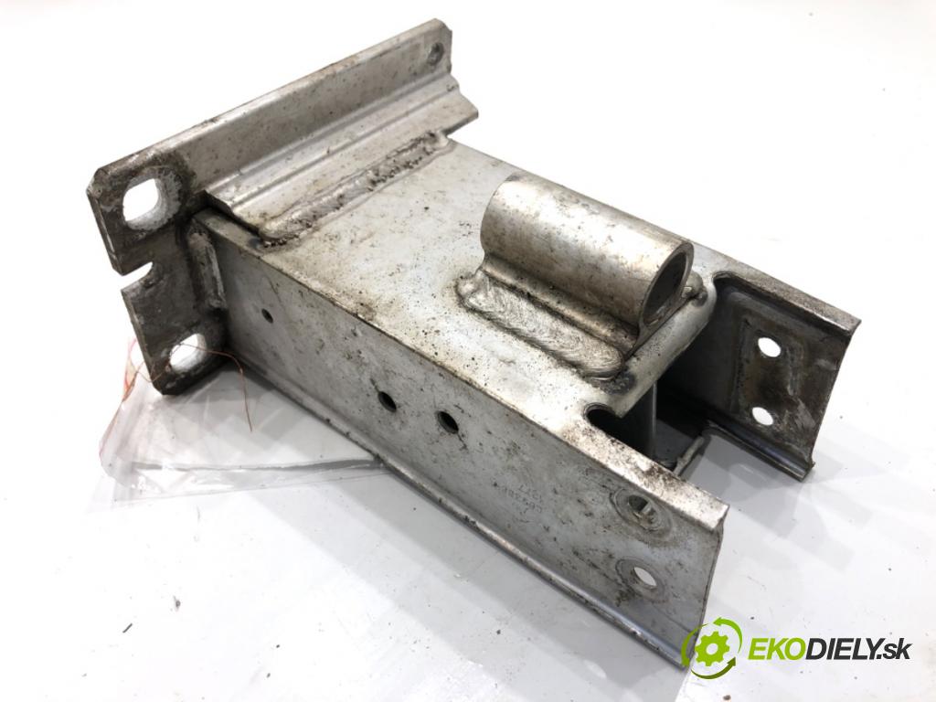 AUDI A4 B8 Kombi 2011 125 kW 2.0 TDI quattro 1968 držák mačkání přední část pravá 8K0807134D