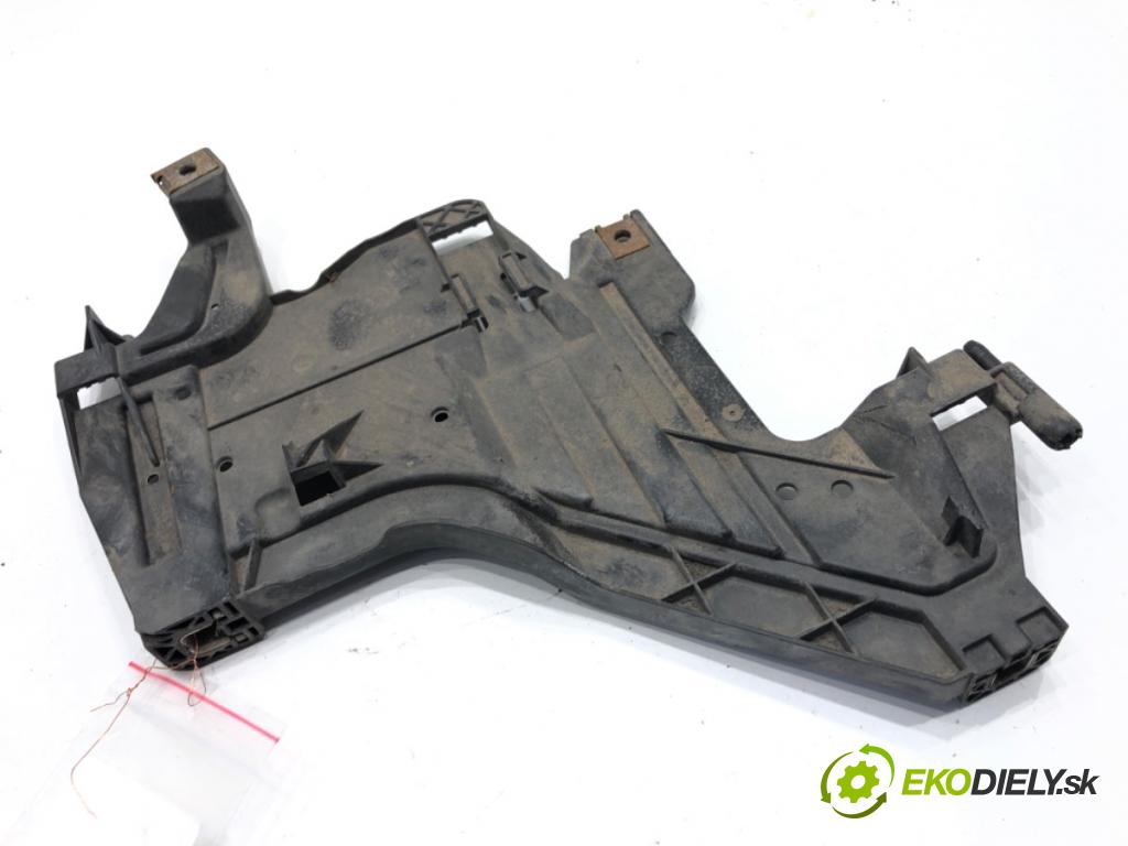 AUDI A4 B8 Kombi 2011 125 kW 2.0 TDI quattro 1968 Úchyt svetla pravy 1301073034