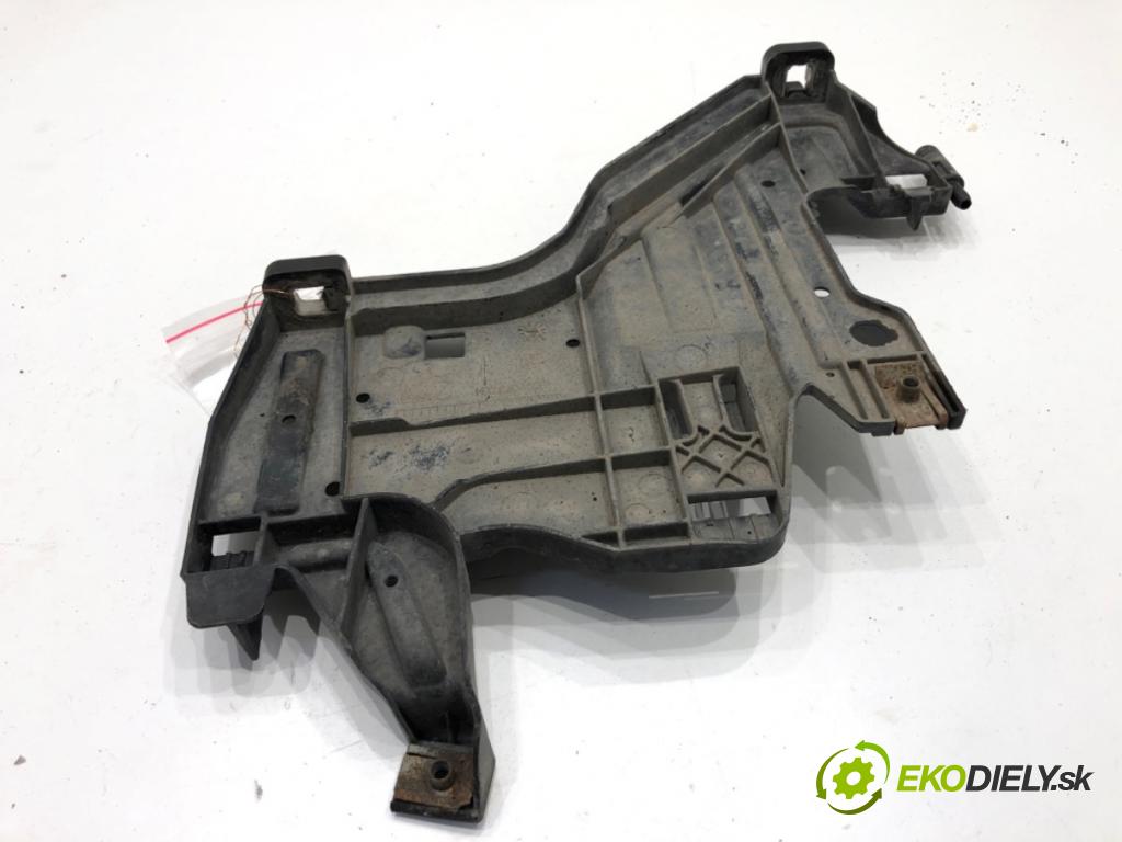 AUDI A4 B8 Kombi 2011 125 kW 2.0 TDI quattro 1968 Úchyt svetla pravy 1301073034