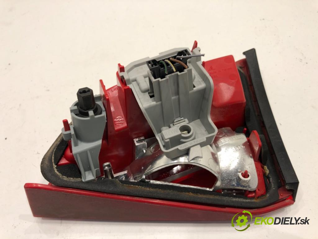 AUDI A4 B8 Kombi 2011 125 kW 2.0 TDI quattro 1968 Svetlo zad ľavá strana vnútorná 8K9945093B (Kľučka dverí ostatné)