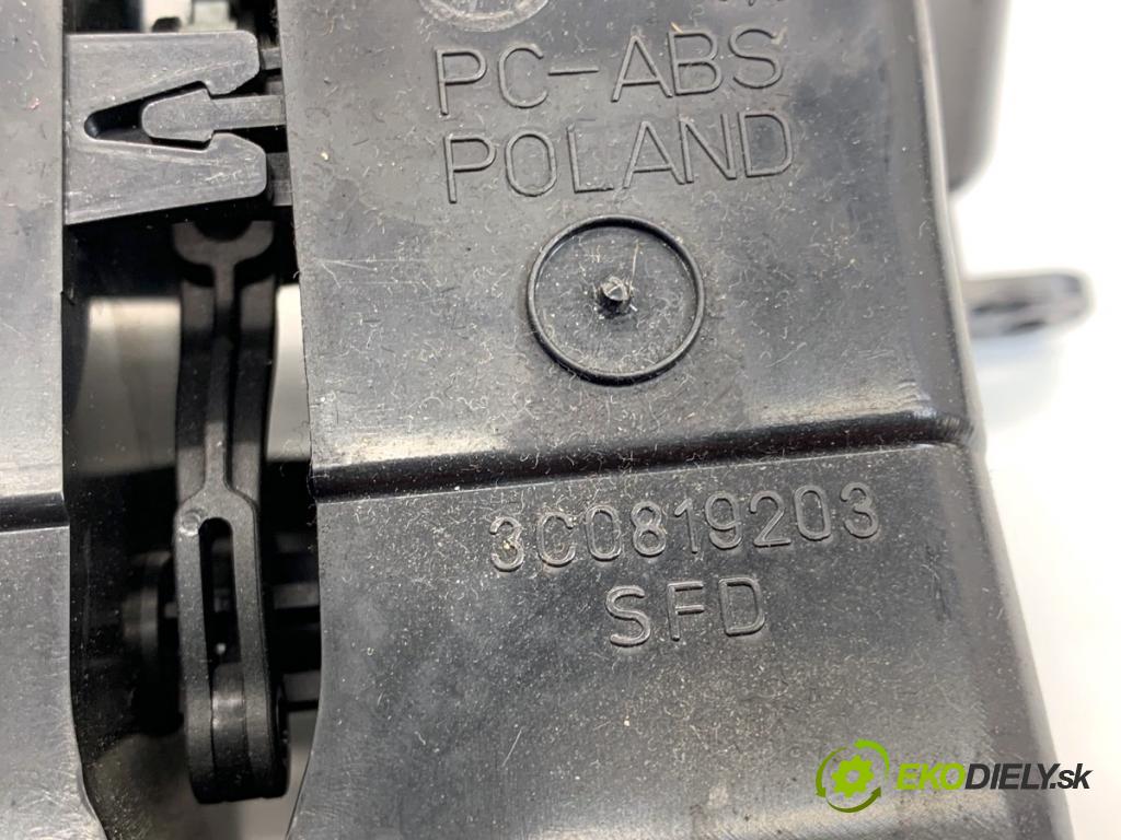 VW PASSAT B7 Kombi 2011 125 kW 2.0 TDI 1968 Mriežky kúrenia zad 3AA819203