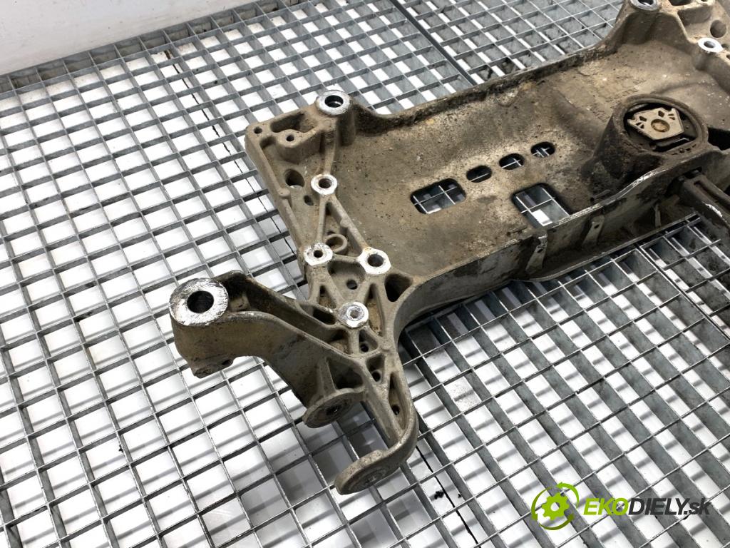 VW PASSAT B7 Kombi 2011 125 kW 2.0 TDI 1968 Výstuha pod Motor  (Výstuha predná)