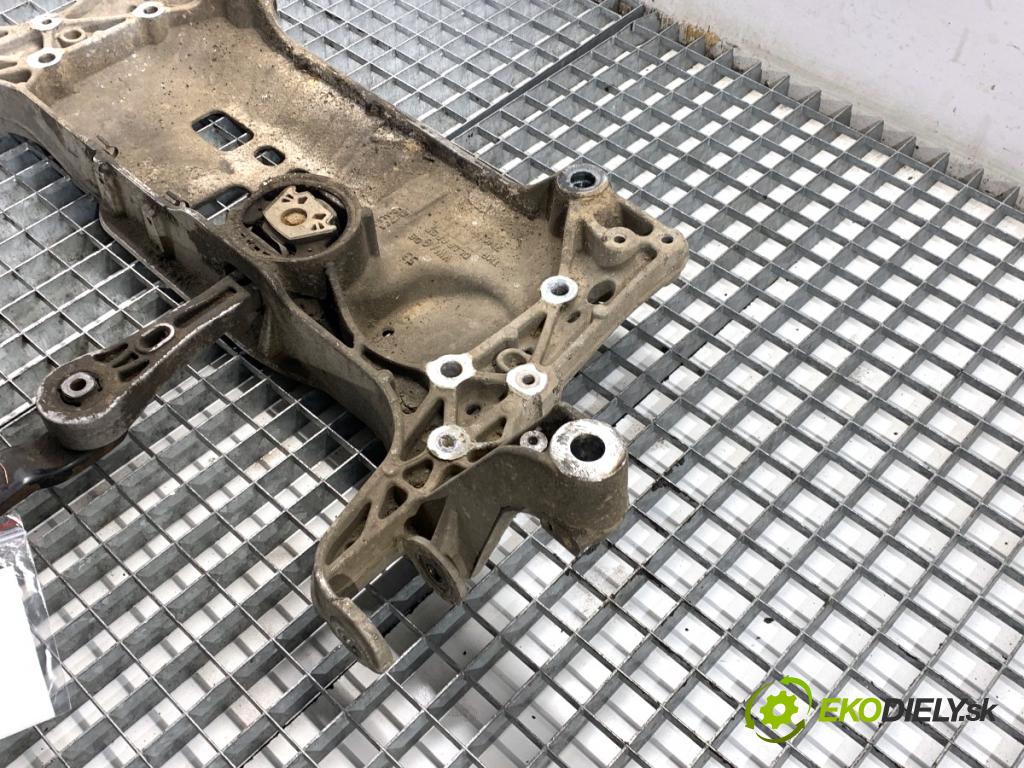 VW PASSAT B7 Kombi 2011 125 kW 2.0 TDI 1968 Výstuha pod Motor  (Výstuha predná)