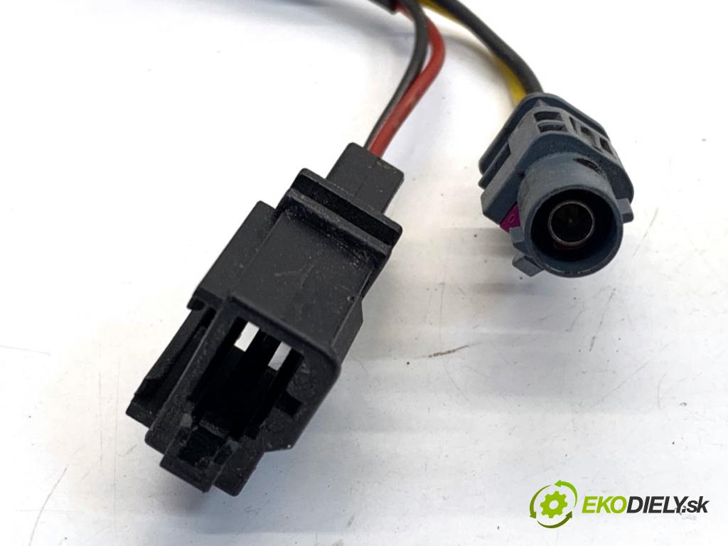 VW PASSAT B7 Kombi 2011 125 kW 2.0 TDI 1968 KAMERA ZPĚT: Kľučka 3C9827566