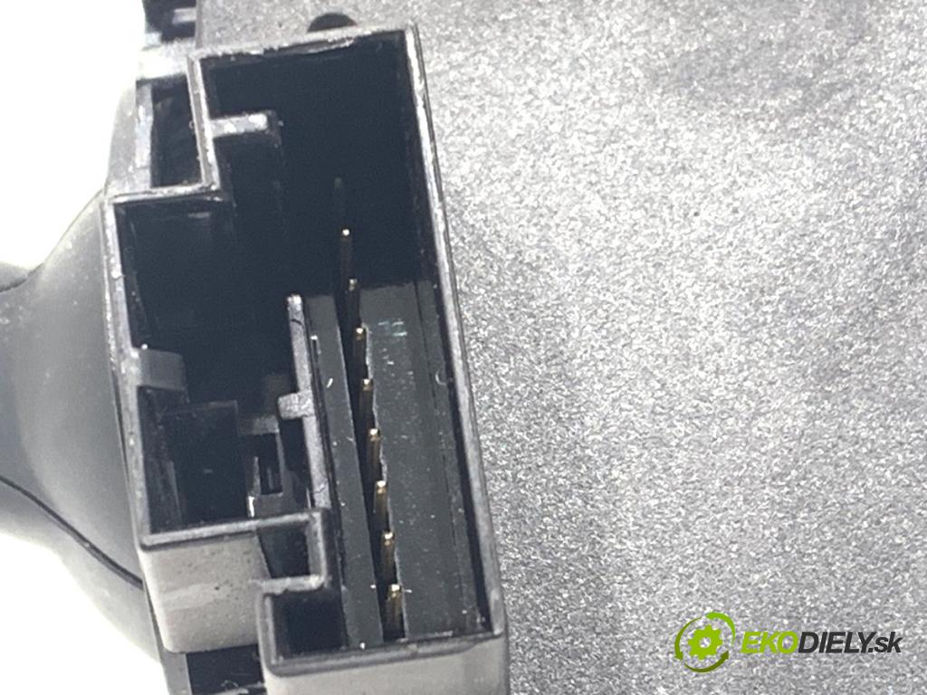 SKODA RAPID liftback 2017 85 kW 1.6 TDI 1598 Prepínač kombinovaný 2Q0953507L (Prepínacie páčky pod volantom)