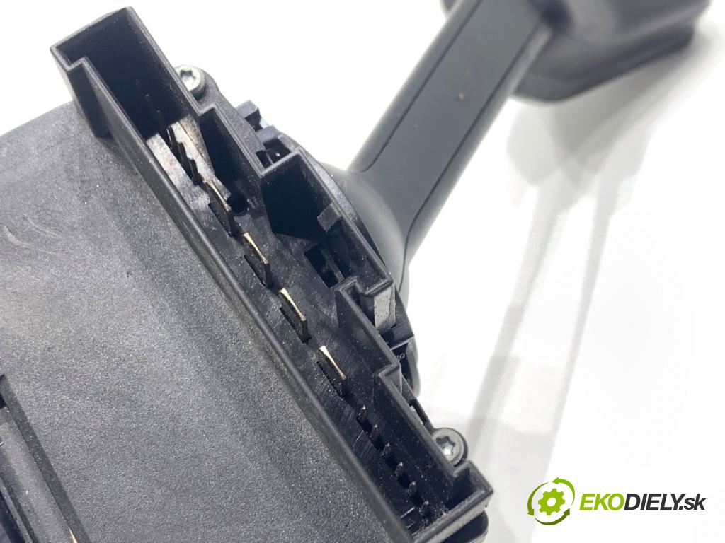 SKODA RAPID liftback 2017 85 kW 1.6 TDI 1598 Prepínač kombinovaný 2Q0953507L (Prepínacie páčky pod volantom)