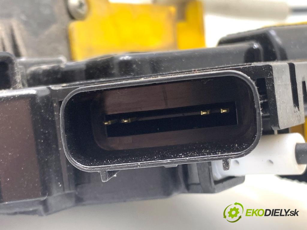 KIA CEED Kombi 2018 66 kW 1.4 CRDi 90 1396 zámok Dvere pravy predný 81320-A2410