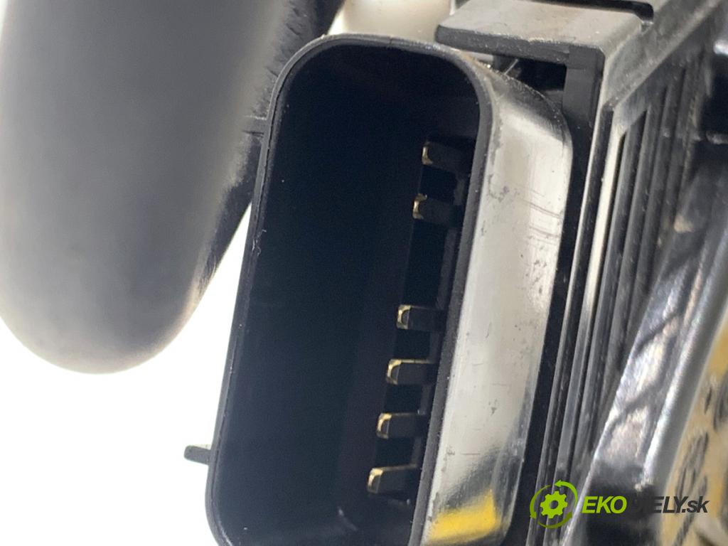 KIA CEED Kombi 2018 66 kW 1.4 CRDi 90 1396 zámok Dvere ľavy predný 81310-A2400