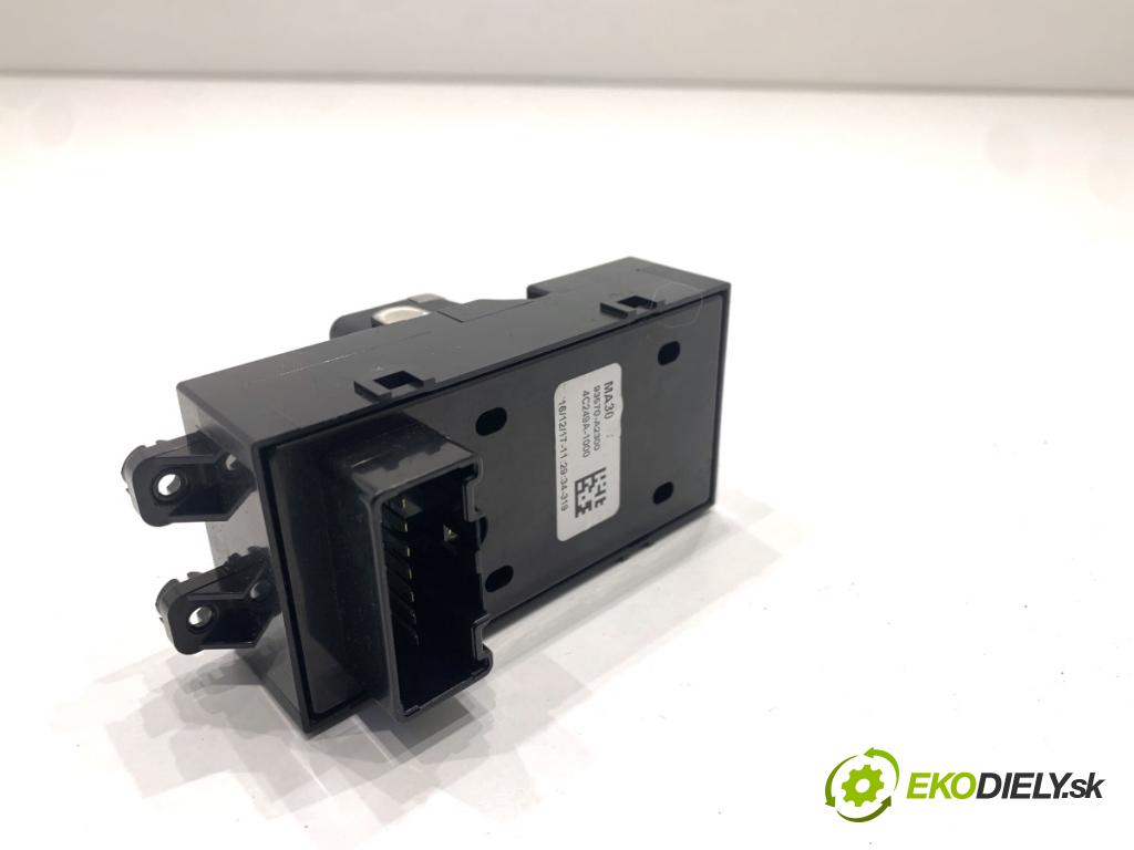 KIA CEED Kombi 2018 66 kW 1.4 CRDi 90 1396 Prepínač okien 93570-A2300 (Prepínacie páčky pod volantom)