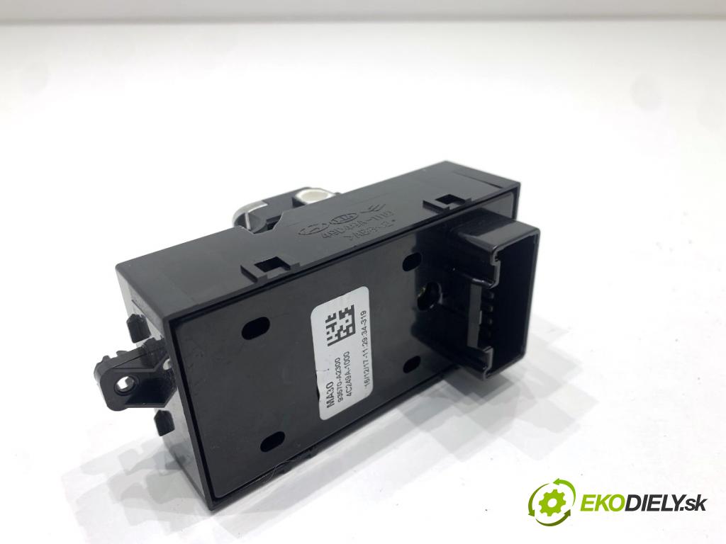 KIA CEED Kombi 2018 66 kW 1.4 CRDi 90 1396 Prepínač okien 93570-A2300 (Prepínacie páčky pod volantom)