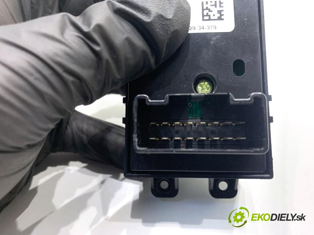 KIA CEED Kombi 2018 66 kW 1.4 CRDi 90 1396 Prepínač okien 93570-A2300 (Prepínacie páčky pod volantom)