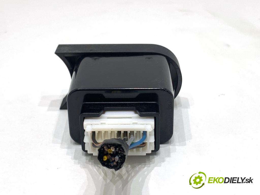 KIA CEED Kombi 2018 66 kW 1.4 CRDi 90 1396 HNÍZDO: USB 96120-A2200