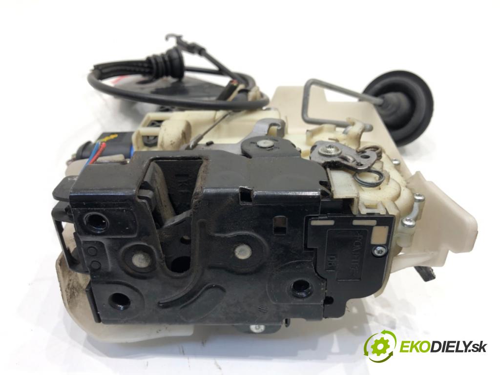 VW TRANSPORTER T5 Autobus 2014 75 kW 1.9 TDI 1896 zámok Dvere pravy predný 7H0837868