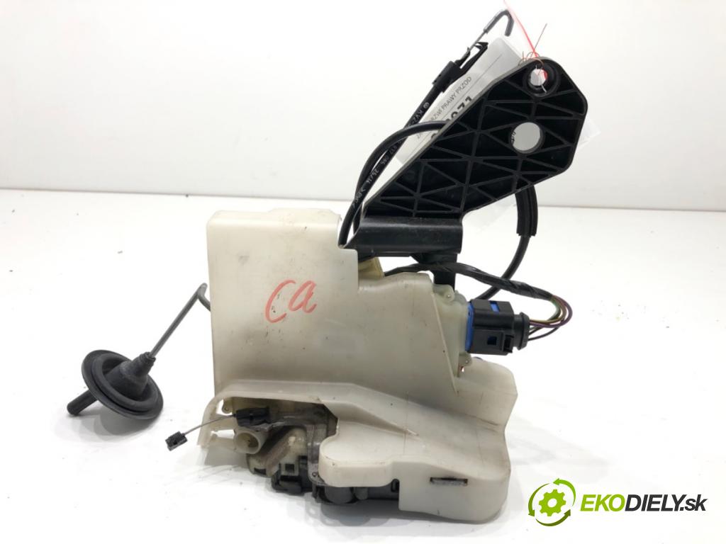 VW TRANSPORTER T5 Autobus 2014 75 kW 1.9 TDI 1896 zámok Dvere pravy predný 7H0837868