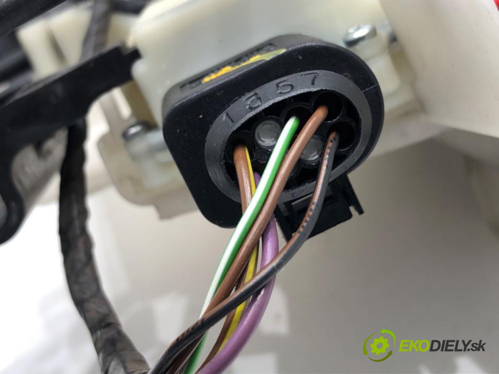 VW TRANSPORTER T5 Autobus 2014 75 kW 1.9 TDI 1896 zámok Dvere pravy predný 7H0837868