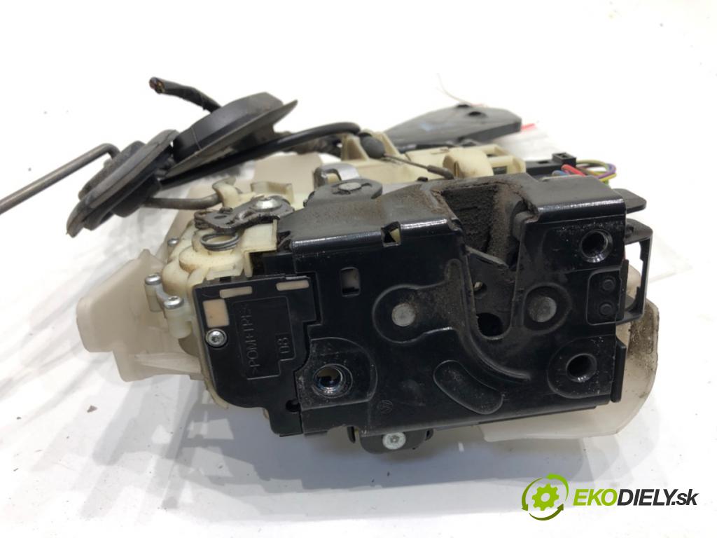 VW TRANSPORTER T5 Autobus 2014 75 kW 1.9 TDI 1896 zámok Dvere ľavy predný 