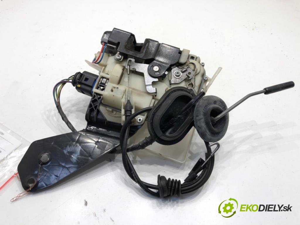 VW TRANSPORTER T5 Autobus 2014 75 kW 1.9 TDI 1896 zámok Dvere ľavy predný