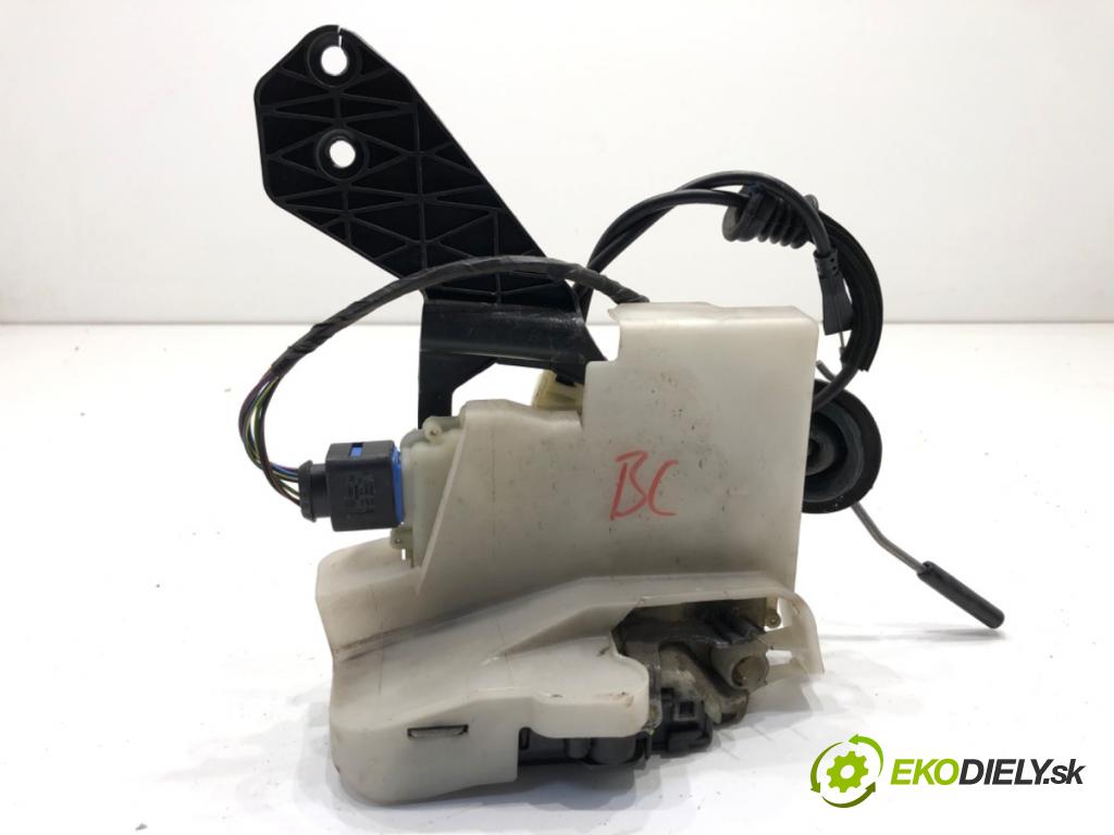 VW TRANSPORTER T5 Autobus 2014 75 kW 1.9 TDI 1896 zámok Dvere ľavy predný