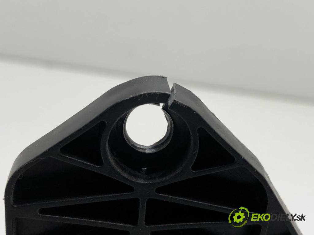 VW TRANSPORTER T5 Autobus 2014 75 kW 1.9 TDI 1896 zámok Dvere ľavy predný