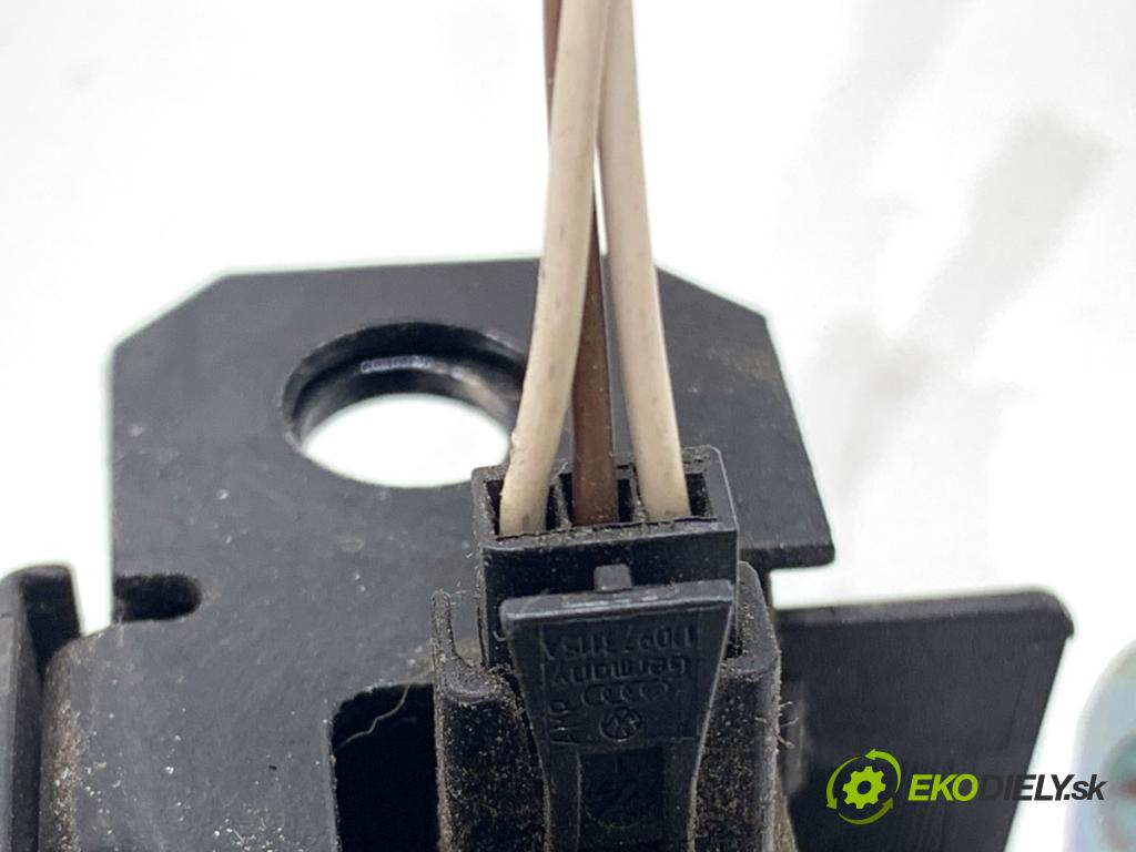 VW TRANSPORTER T5 Autobus 2014 75 kW 1.9 TDI 1896 zámok dverí zad 7E5827505A