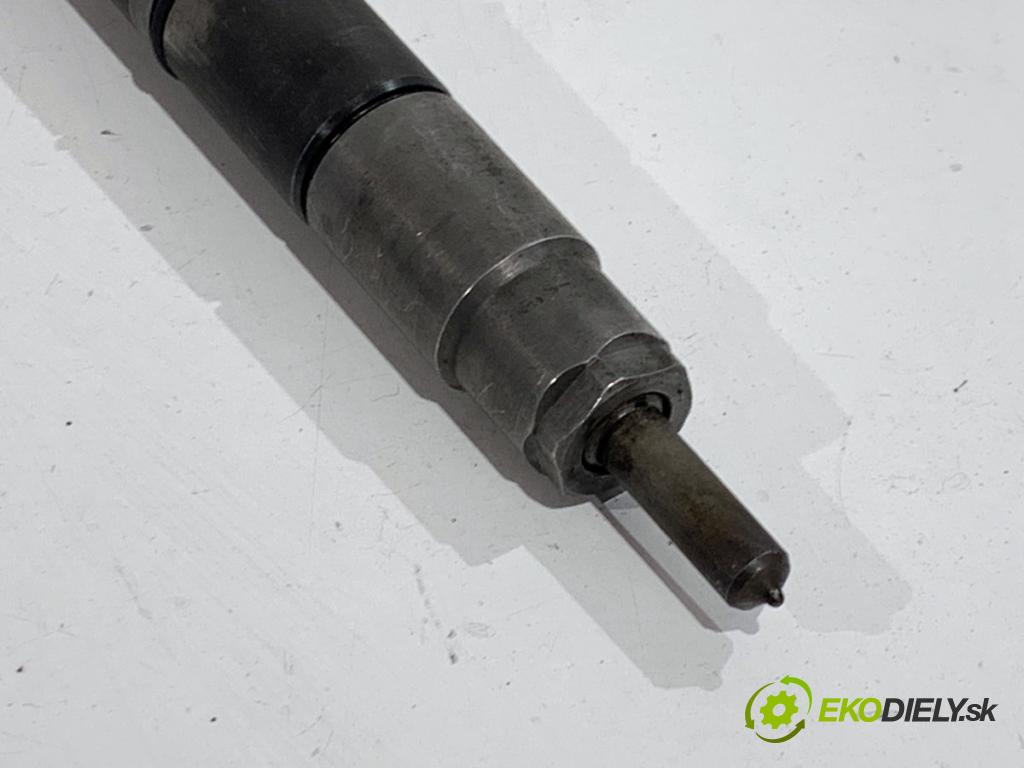 VW GOLF VII liftback 81 kW 1.6 TDI 1598 vstrekovač 04L130277D (Vstrekovač paliva)