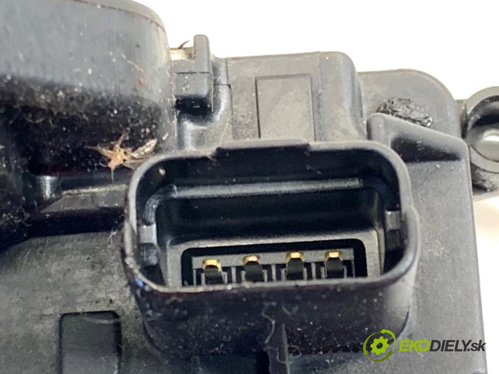 RENAULT CLIO III liftback 2006 55 kW 1.2 16V (BR02, BR0J, BR11, CR02, CR0J, CR11) 1149 zámok Dvere pravy predný