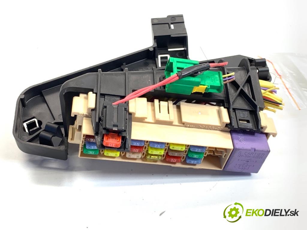 RENAULT CLIO III liftback 2006 55 kW 1.2 16V (BR02, BR0J, BR11, CR02, CR0J, CR11) 1149 skříňka poistková 8200358192 (Pojistková skříňka)