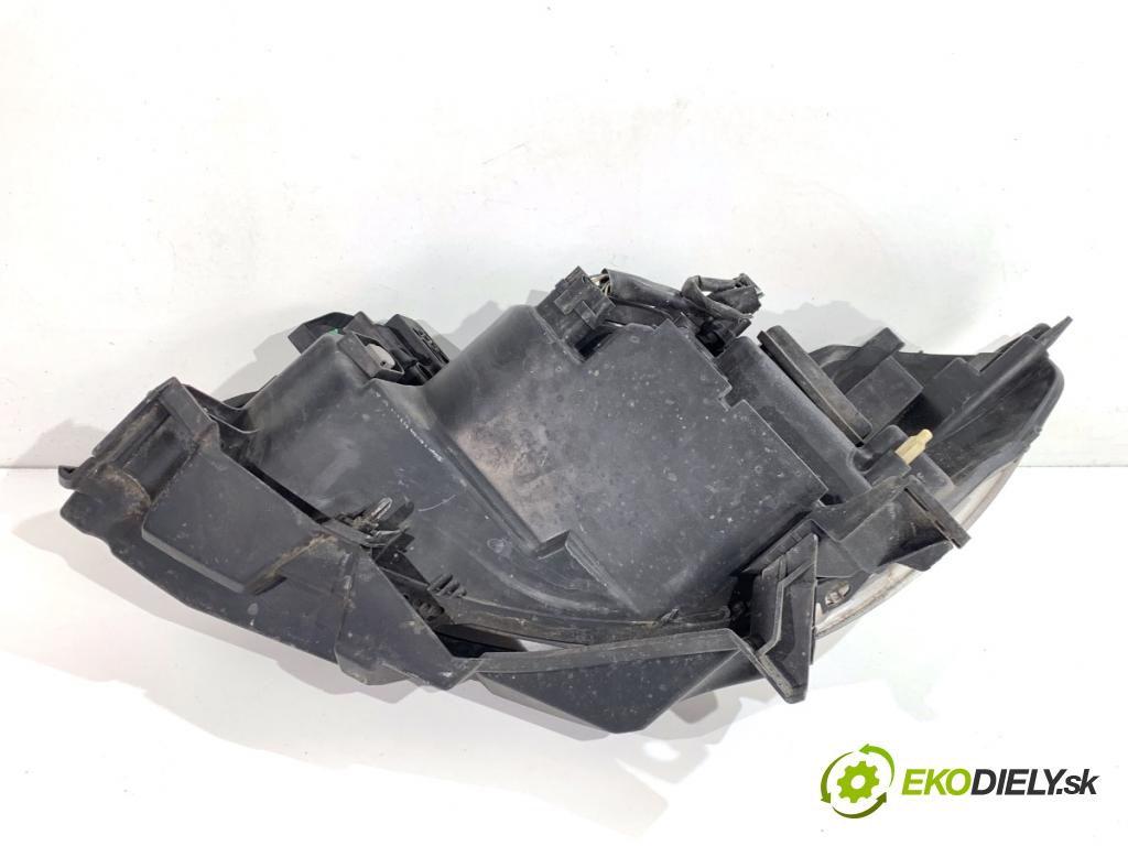 RENAULT CLIO III liftback 2006 55 kW 1.2 16V (BR02, BR0J, BR11, CR02, CR0J, CR11) 1149 světlomet pravý přední část 8200244897