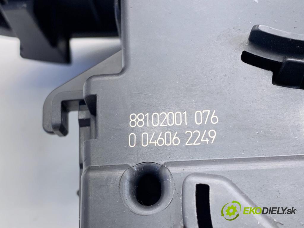 RENAULT CLIO III liftback 2006 55 kW 1.2 16V (BR02, BR0J, BR11, CR02, CR0J, CR11) 1149 Prepínač smeroviek 88102001 (Prepínacie páčky pod volantom)