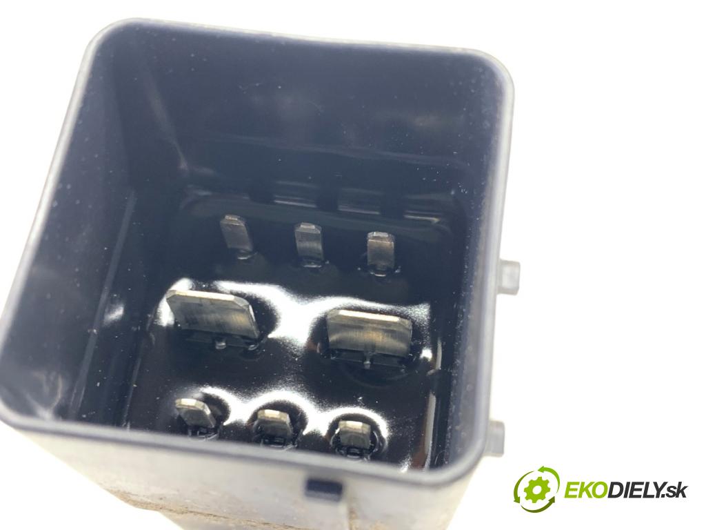 FORD MONDEO MK5 Kombi 2018 88 kW 1.5 TDCi 1499 relé sviečok žhavenia 9803299780 (Relé)