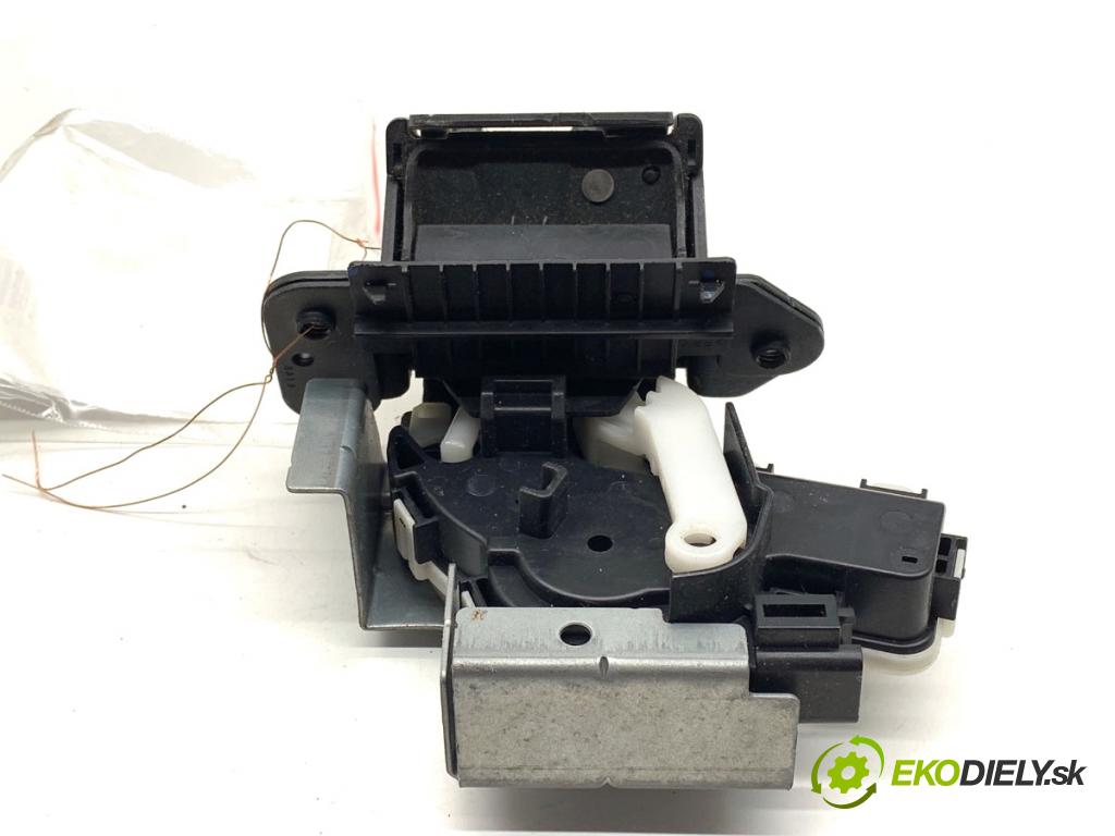 MAZDA 2 DE liftback 2008 63 kW 1.3 (DE3FS) 1349 zámok dverí zad C6728