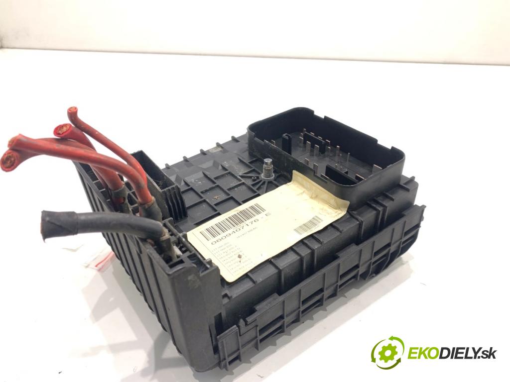 VW TOURAN nadwozie wielkoprzestrzenne (MPV) 2006 77 kW 1.9 TDI 1896 Skrinka poistková 1K0937125A (Poistková skrinka)