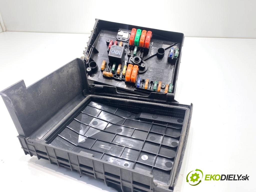 VW TOURAN nadwozie wielkoprzestrzenne (MPV) 2006 77 kW 1.9 TDI 1896 Skrinka poistková 1K0937125A (Poistková skrinka)