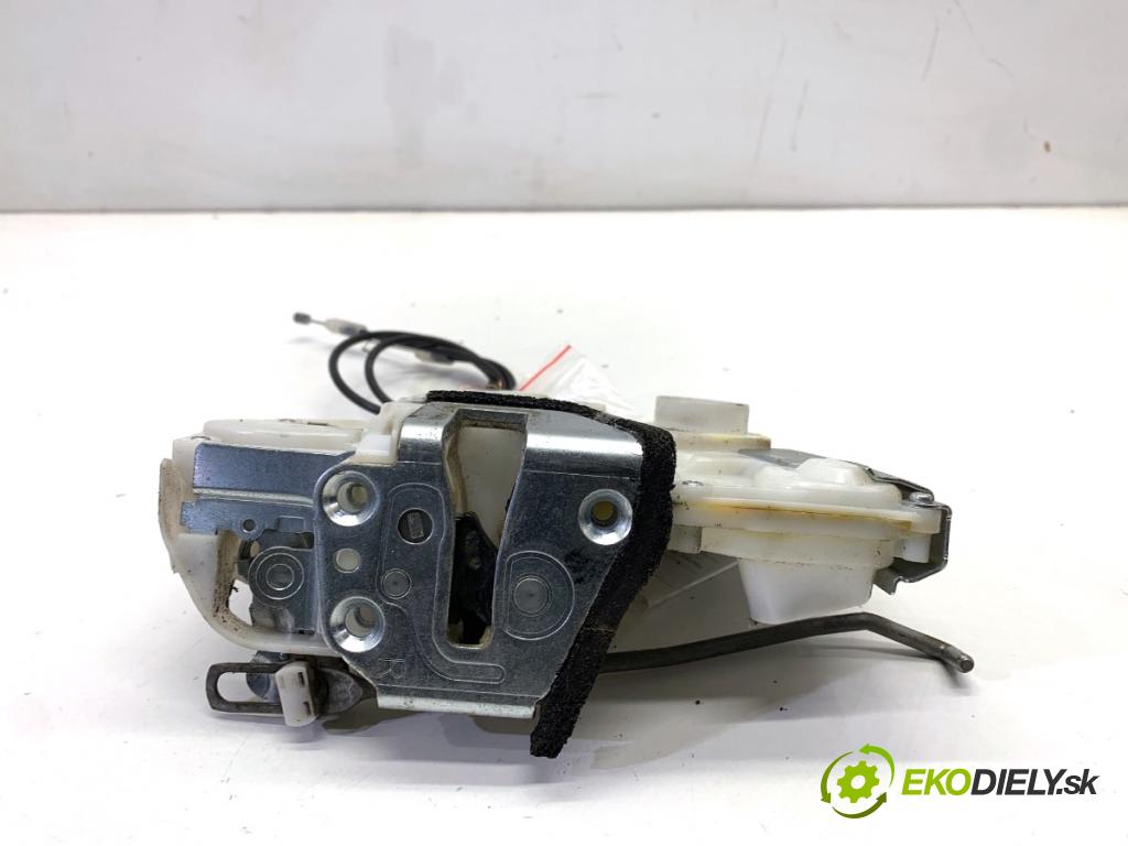 SUZUKI SWIFT III liftback 2006 68 kW 1.3 (RS 413) 1328 zámok Dvere pravy predný 