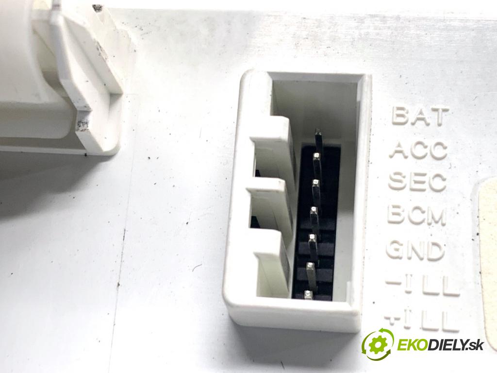 SUZUKI SWIFT III liftback 2006 68 kW 1.3 (RS 413) 1328 Displej 8AD518-0 (Přístrojová deska)