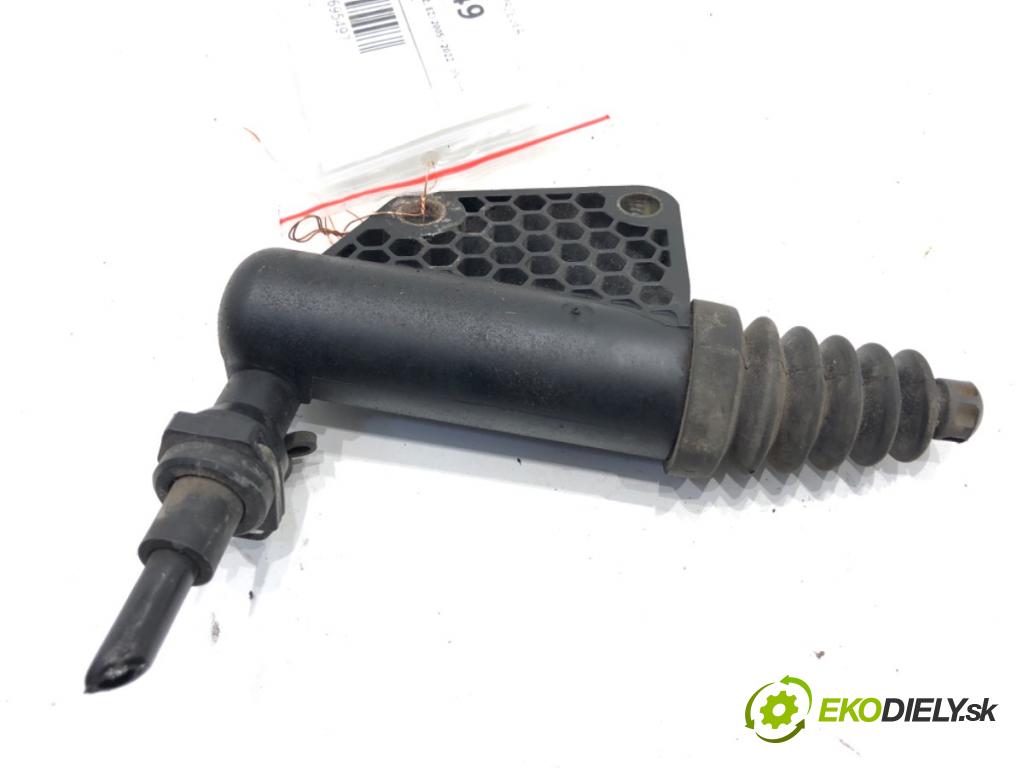 SUZUKI SWIFT III liftback 2006 68 kW 1.3 (RS 413) 1328 Spojkový valec pumpa spojky 23820-63J00 (Spojkový valec)