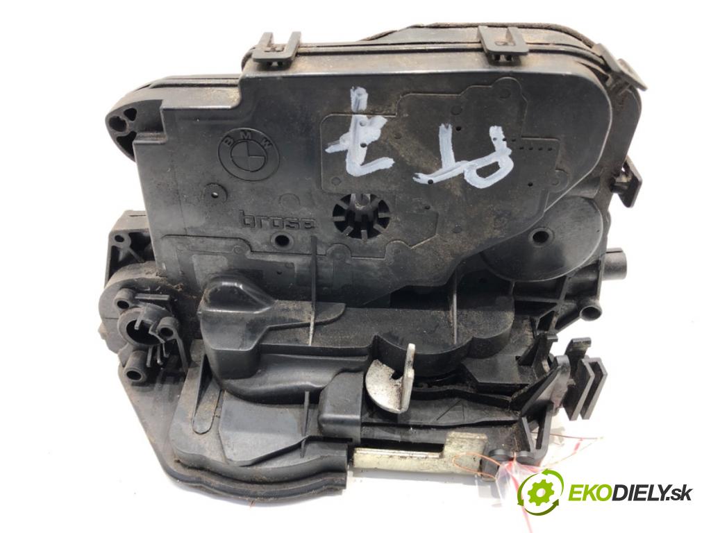 BMW E90 sedan 2006 95 kW 318 i 1995 zámok Dvere pravy zad 7060296