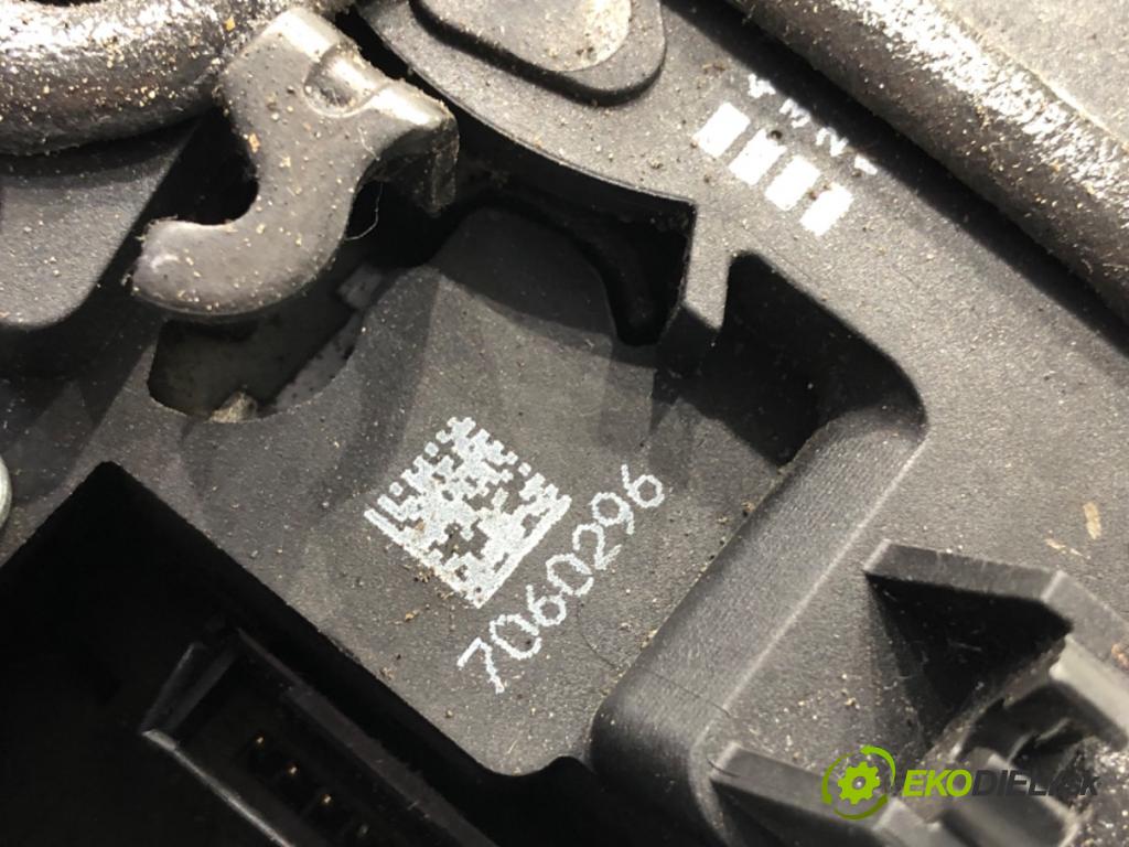 BMW E90 sedan 2006 95 kW 318 i 1995 zámok Dvere pravy zad 7060296