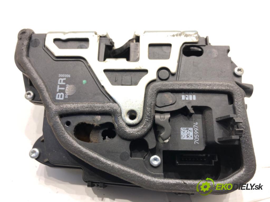 BMW E90 sedan 2006 95 kW 318 i 1995 zámok Dvere pravy predný 7059974