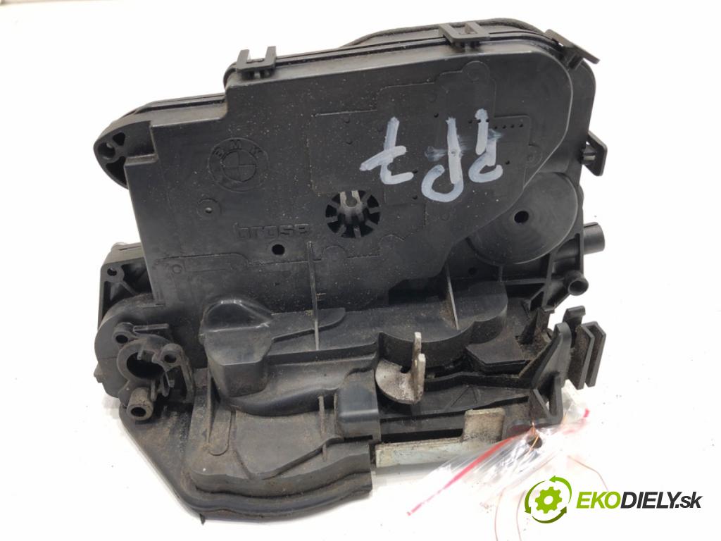 BMW E90 sedan 2006 95 kW 318 i 1995 zámok Dvere pravy predný 7059974