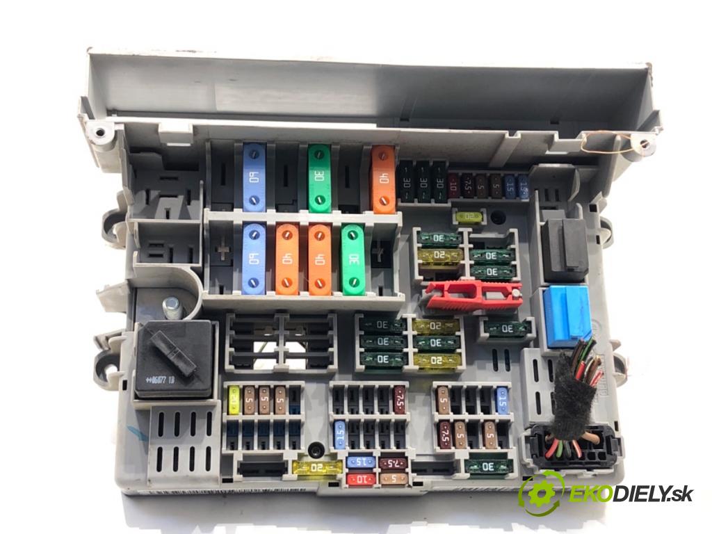 BMW E90 sedan 2006 95 kW 318 i 1995 skříňka poistková 6906624 (Pojistková skříňka)