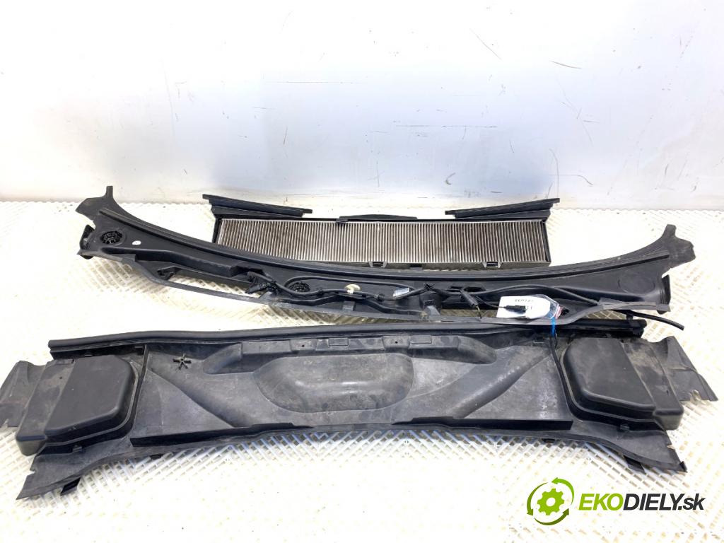 BMW E90 sedan 2006 95 kW 318 i 1995 Torpédo, plast pod čelné okno 6924277 (Torpédo (plast pod čelným sklom))