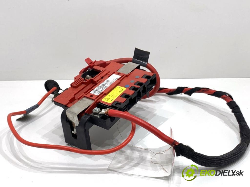 BMW E90 sedan 2006 95 kW 318 i 1995 svorka plus 6936649