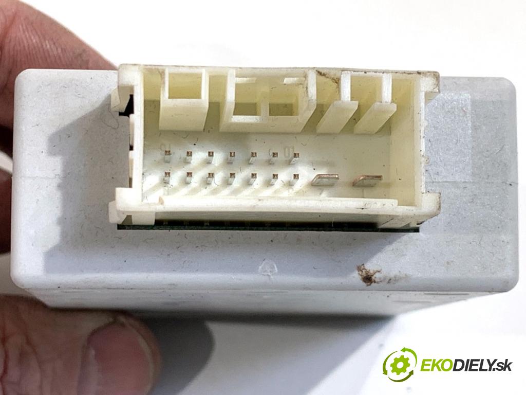 BMW E90 sedan 2006 95 kW 318 i 1995 modul tažného oka 6773731 (Řídící jednotka ostatní)