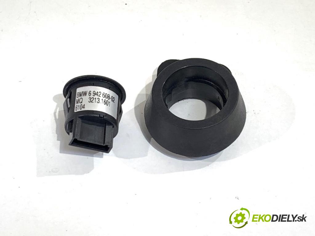 BMW E90 sedan 2006 95 kW 318 i 1995 vypínač přepínač tažného oka 6942608