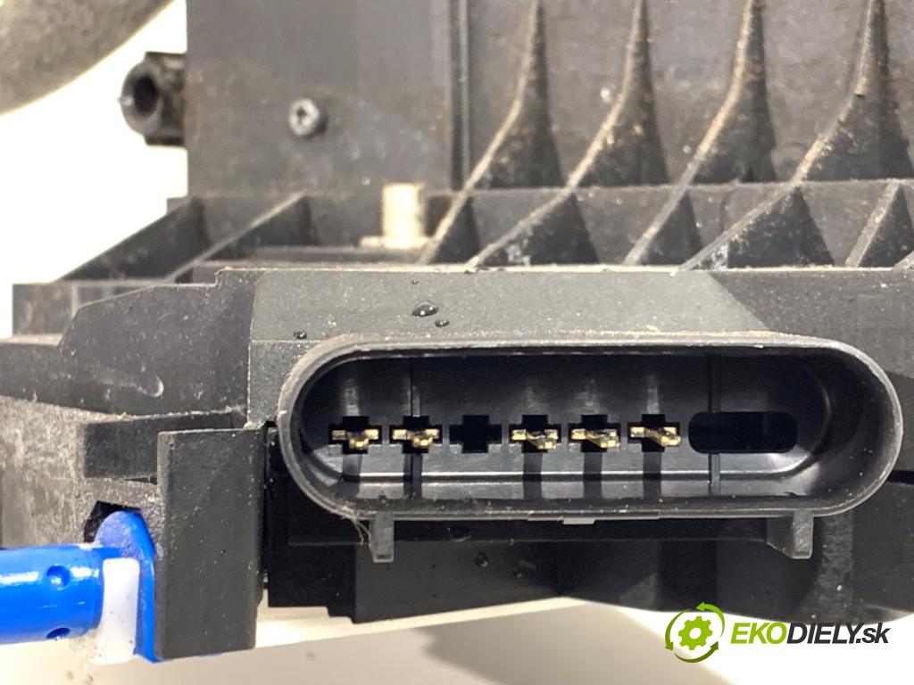 FORD FIESTA MK7 liftback 2016 44 kW 1.25 1242 zámok Dvere ľavy predný AM5A-U21813-AF